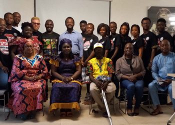 SWSL volunteers pose with officials from the Ministries of Health and Social Welfare after a session on the role of social workers to fight mental health stigma, February 3, 2023. Photo Credit, ManoReporters.