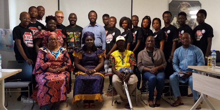 SWSL volunteers pose with officials from the Ministries of Health and Social Welfare after a session on the role of social workers to fight mental health stigma, February 3, 2023. Photo Credit, ManoReporters.