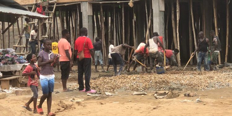 A group of children with an average age of 13-years working at a construction site [Kailahun market] in the eastern Kailahun District of Sierra Leone. Photo credit, Stephen Lansana.