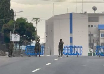 State security forces man a checkpoint at an intersecition between State House and Siaka Steven Street in Freteown. Photo credit, Ishmail Kindama Dumbuya