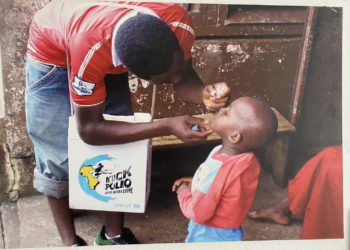A Health worker vccinates a child with polio vaccine. Photo credit, WHO Sierra Leone