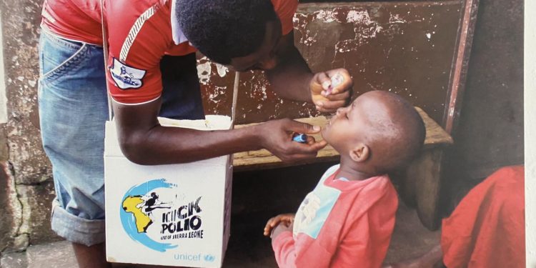 A Health worker vccinates a child with polio vaccine. Photo credit, WHO Sierra Leone