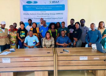 Participants in the training pose with the trainers. Image, Brima Sannoh, ManoReporters.