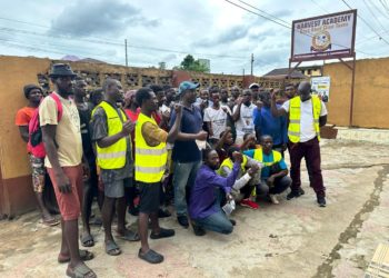 Participants at the youth conference pose with organizers and facilitators. Imagem Israel Kargbo, ManoReporters