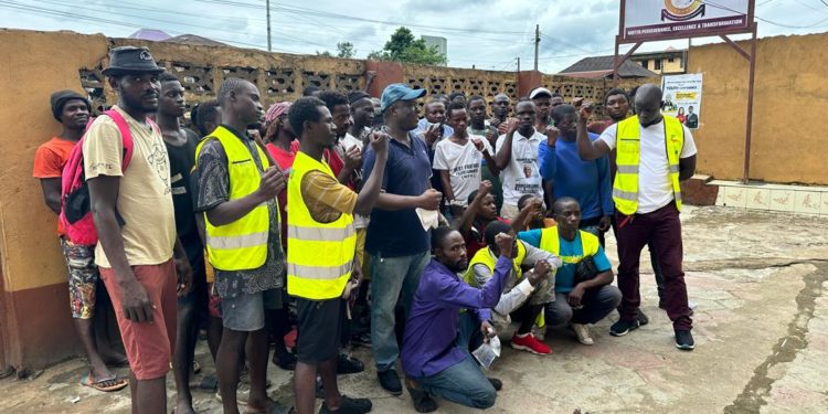 Participants at the youth conference pose with organizers and facilitators. Imagem Israel Kargbo, ManoReporters