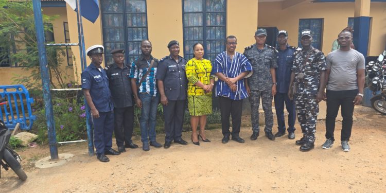 Ghana's High Commissioner to Sierra Leone, Senalor K. Yawlui, PhD (middle in smock) with the Police Local Unit Commander at Kabala (Koinadugu District), Chief Supt. Ibrahim Barry. Image credit, Ghana High Commission to Sierra Leone.