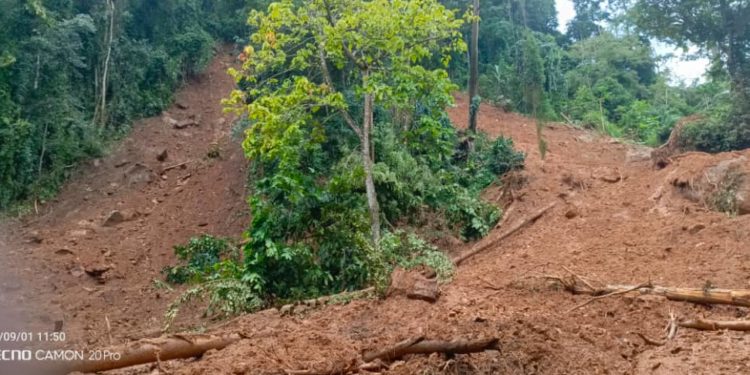 A scene of the mudslide in Dinbiltor Section of Kaya Town in Neni Chiefdom, Koinadugu District. Image, Tejan Macavoray.