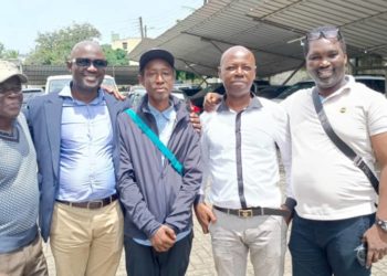 Shar Maturi (middle) surrounded by officials from the SLAJ and his media outlet, The Standard Times, after their intervention | Credit: SLAJ