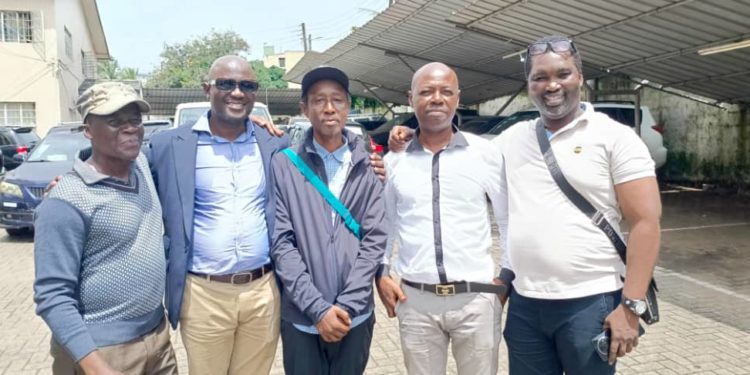Shar Maturi (middle) surrounded by officials from the SLAJ and his media outlet, The Standard Times, after their intervention | Credit: SLAJ