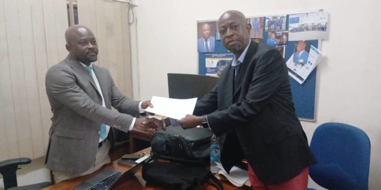 SLYDCL’s Executive Director Habib T. Kamara presenting the Policy Brief to Prince Bull-Luceni, the newly appointed Executive Director of NDLEA Sierra Leone on Thursday, September 17th, 2026. Image, SLYDCL.